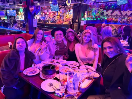 「芸能人ぽい！」人気芸人、「行きつけのスナック」を公開！ 「キャストと料理の量が半端ない」