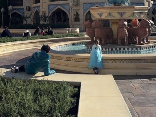 蛯原友里、娘＆息子と“家族揃って”ディズニーへ！ 「プリンセスに負けないくらい美しい」「素敵ですね」