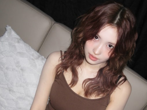 「ビジュ爆発してる」TWICE・モモ、美デコルテ際立つキャミ姿！ 「めっちゃカッコ綺麗なんだけど」