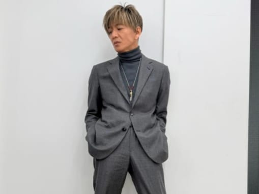 木村拓哉、モデルポーズの全身ショット！ 劇場版『教場』関連の撮影でセットアップスーツ姿を披露