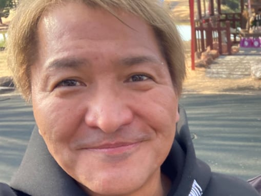 「めっちゃ似てるな…（笑）」スリムクラブ真栄田、ジャルジャル後藤似社員とのツーショットを公開！