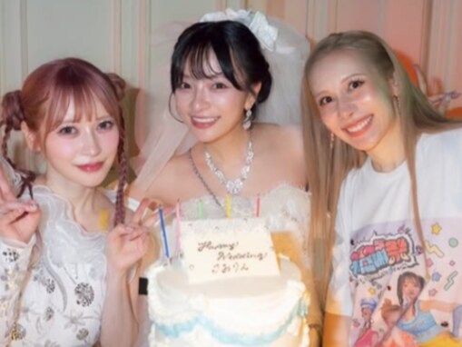 結婚発表のヘラヘラ三銃士・さおりん、ミニ丈ウエディングドレスで美脚を披露「手にハブ酒」「たまらなく好き」