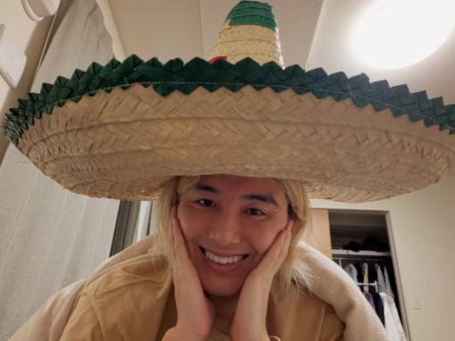 藤井風、自宅？ で撮影のオフ感あふれる姿に反響「もちろん、このソンブレロを家に持ち帰った」