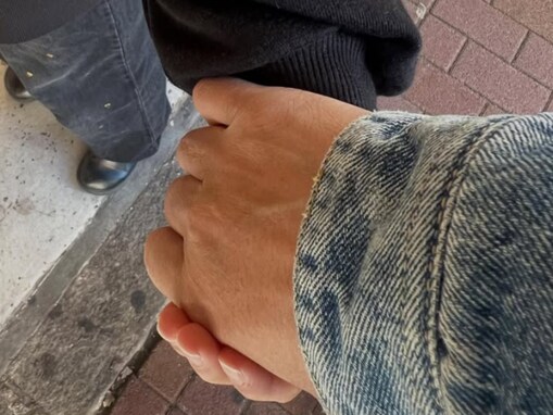 「やばいちょっと泣いた」フジモン、娘との手つなぎショット公開「これは嬉しい」「複雑な親心ですよね」