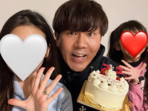 「55歳になりました！」フジモン、娘2人に囲まれた誕生日ショット公開！ 「若い！」「幸せそう〜」