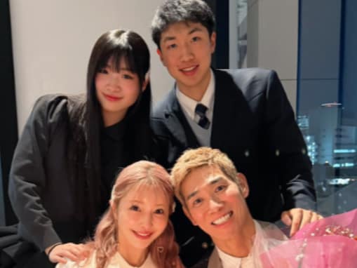 「全員が顔にてる！」レイザーラモンHGの美人妻、夫の50歳誕生日に家族顔出しショット公開「カッコ良すぎ」