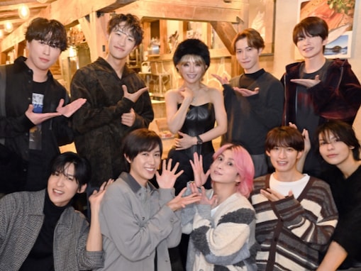 「このコラボを見れる日が来るなんて」浜崎あゆみ、人気男性アイドルに囲まれた姿に「顔ちっさ！」反響