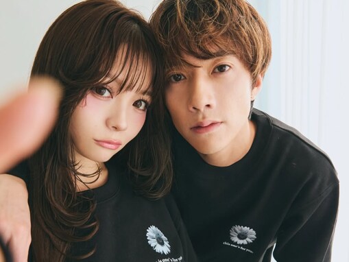 「こんな最強夫婦って最高」人気YouTuberのモデル妻、夫婦おそろショット公開「美男美女」「イケメンすぎる」