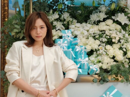 「Tiffanyがお似合いなことで、、」川口春奈、格好いいパンツスーツ姿に反響「やだ真っ白で可愛い！」