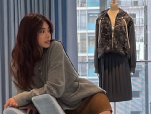 森星、圧倒的な美脚が目を引く超ミニ丈コーデ公開！ ミュウミュウ 銀座店にて撮影。『GINZA』のプロモ