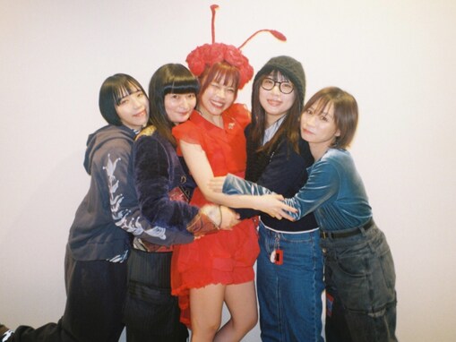 「やばい泣いちゃう」アイナ・ジ・エンド、元BiSHメンバー集合ショット公開！ 「エモい写真やな！」