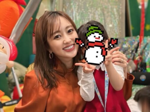 菊地亜美、「12月のプライベートな写真」公開！ 娘との親子ショットや人気タレントらとの集合写真も