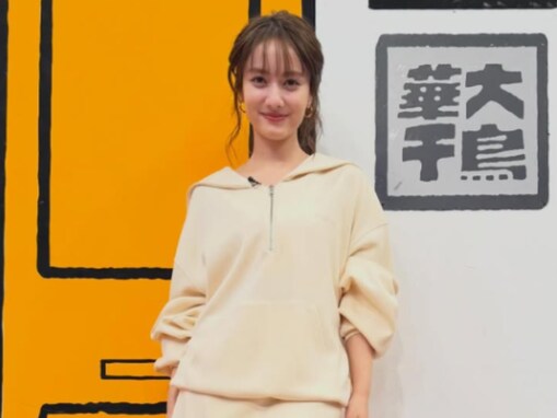 「脚ながーーい」谷まりあ、超ミニ丈から圧巻の美脚を披露！ 「どんだけかわいいの」「スタイル良い」