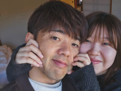 「ほんまに尊い」家族系YouTuber、結婚8年記念日の夫婦ショットに反響「毎度、幸せが顔に出てますよ」