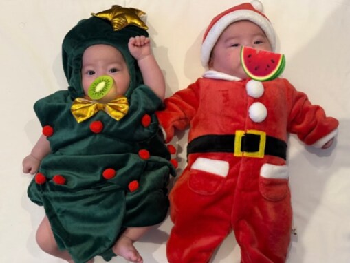 「ムチムチ可愛い」中川翔子、双子息子のクリスマスコスプレ姿を披露！ 「サンタとツリー(笑)」