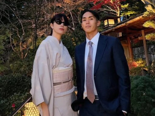 「奥さまかと」サッカー元日本代表、美女とのツーショットに反響「華やかな同級生」「同じ慶應なのか」