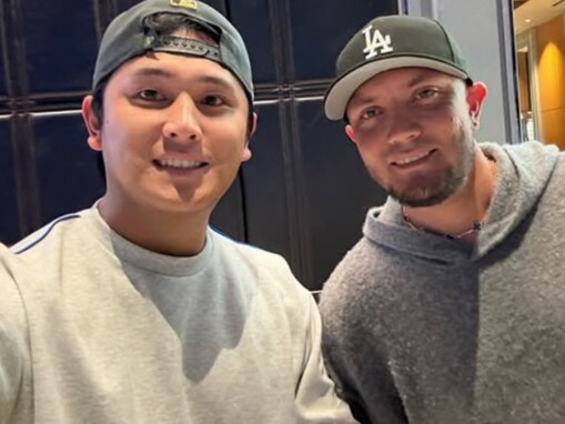 「引退いやだな」大谷翔平の物まね芸人、ドジャース・ロハスとの激レアショット公開「ほんと似てます」