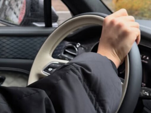 美人モデル、命懸けでクリスマスケーキ取りに行く。「初運転には高級車すぎてビクビク」「いきなり高級車ですか」