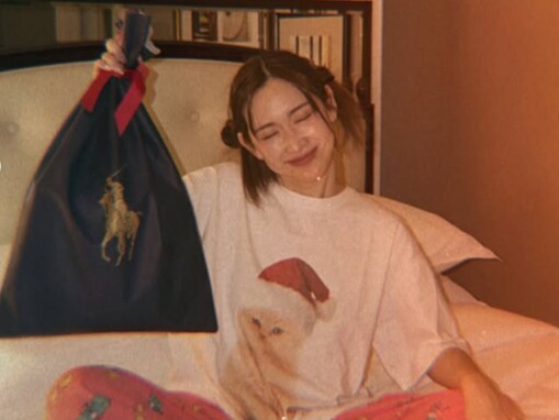 「さすがのスタイル」紗栄子、息子の“サンタ”ショット公開「やっぱりそっくり」「素敵なサンタさん」