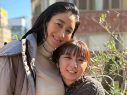 「いつもこんな感じ」小雪、上白石萌歌が抱きつく姿を公開！ 「ずっとほのぼの」『パン恋』オフショット