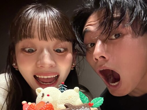 「年々イケメン」サッカー日本代表・上田綺世、モデル美人妻とのクリスマスショットに「ビジュ良すぎ」