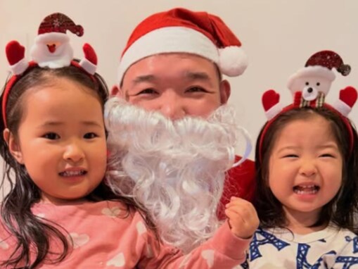 「超可愛い姉妹」内山信二、娘たちの顔出しショット公開「今年もビビる2人」「親が頑張るクリスマス会」