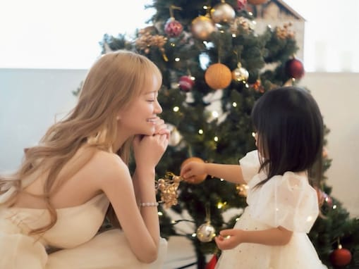 「なんだなんだこの可愛過ぎるお写真は」愛沢えみり、豪華自宅？ でクリスマスショット公開「天使だらけ」