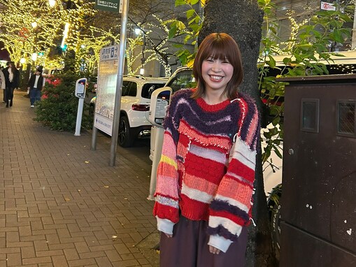 「可愛すぎてスマホ食べた」人気女性芸人、マネージャー撮影のオフショットが「反則だわ」と反響！