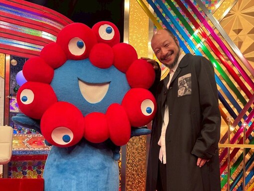 「…引き返すか」『8番出口』俳優、ミャクミャクとのツーショットに「今年大活躍の2人」「いい笑顔」