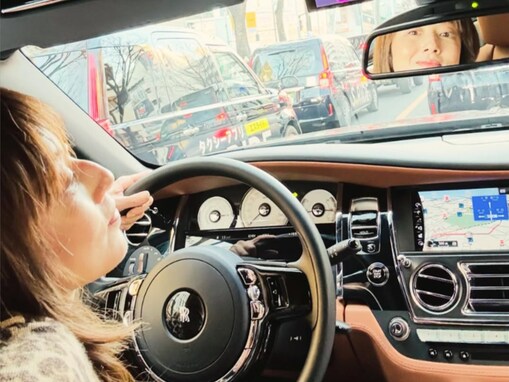 「ロールスロイス？」高岡早紀、車を運転する姿に反響！「かっこいい」「粋ですね」の声