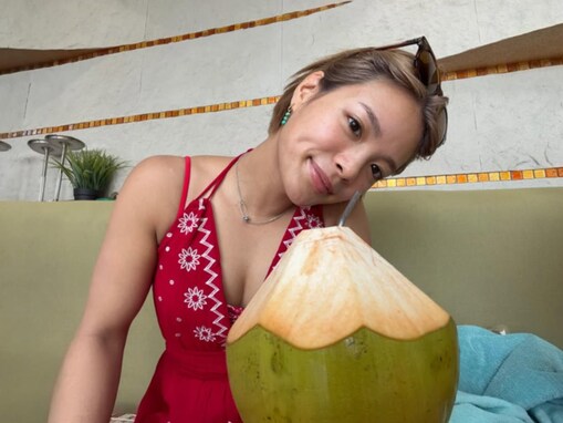 「写真集出せます」阿部詩、赤キャミソールの色っぽい姿に「モデルさん」「セクシーでキレイ」の声！