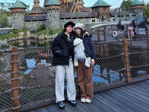 「かわいいカップル」イケメンサッカー選手、妻を抱き寄せる家族ショット披露！「チビちゃんかわいい」