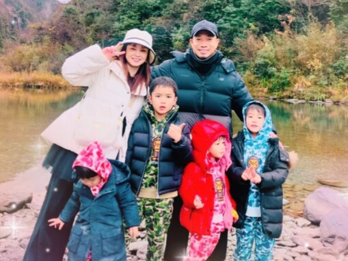 平愛梨＆長友佑都、イケメン息子4人との年始の家族ショット公開！ 「カオス達も背がどんどん伸びていて」