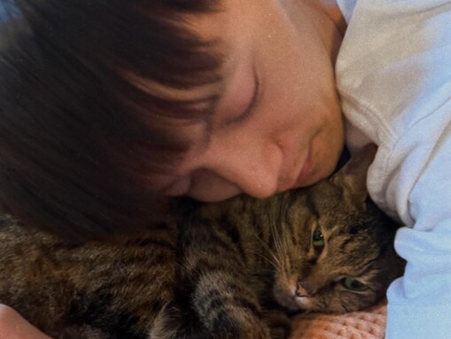 「なんて可愛い」窪田正孝、愛猫を抱き締める新年ショット公開！ 「窪田家は美味しものたくさん食べて」