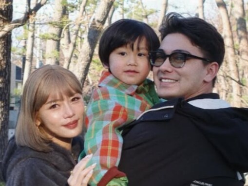 “テラハ結婚”の島袋聖南、イケメンモデル夫&息子との家族ショット公開！ 美男美女の顔出し正月写真