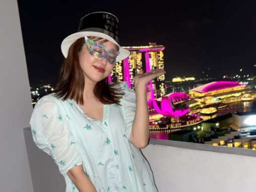 菊地亜美、“なんとも怪しすぎる格好”で年越しショット公開「まだ0歳なので、ホテルのお部屋からカウントダウン」