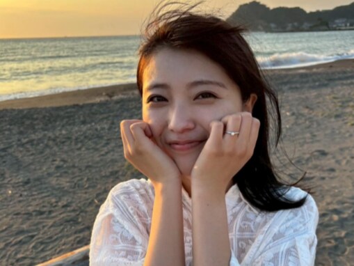 工藤美桜、左手薬指に指輪光るソロショット公開！ 海辺で無邪気な笑顔を見せる「いっぱいみてくださいね」