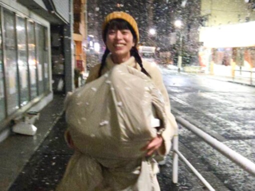 「すっぴんやないか」さとうほなみ、“濡れてはならない大事ななにか”を運ぶ姿に反響「凄い雪景色」