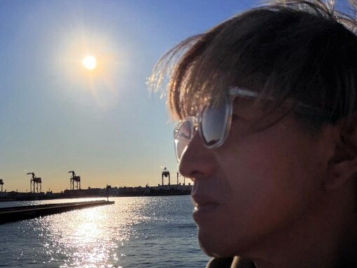 木村拓哉、イケメンな横顔ショットを披露！ 「水面に映る陽の光が、昔から好きだなぁ〜！」