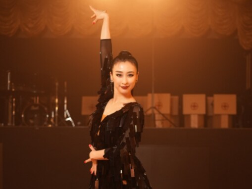 「背筋スゴすぎ！」浅田舞、人気芸人と『10DANCE』コラボで社交ダンス！ 「顔芸入れるところがさすが」