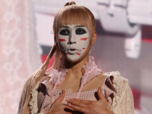 「スタイル抜群」樽美酒研二、ミニスカ女装ショットにファン歓喜！「いい女すぎる」「美脚が羨ましい」