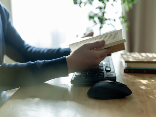 「お金に関する悩みはない」48歳アルバイト男性、年収300万円。両親との実家暮らしは「親への恩返し」