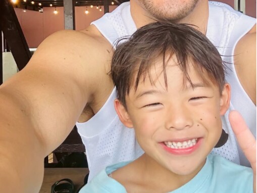 「カッコイイぞ」魔裟斗、イケメン息子の“7歳バースデー”顔出しショット公開「ママに笑った顔そっくり」