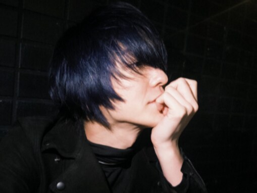 「興奮して寝れない」前田公輝、青髪姿披露にファン歓喜！ 「人ではない怪しい美しさ」「美の暴力！」