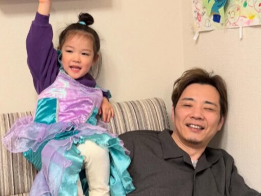 「本当にパパにそっくり」イケメン芸人、娘との2ショット公開も“どいて”「お父さんってそんなもん」