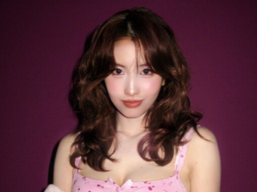 TWICE・モモ、色気あふれるピンクキャミソール姿に反響「めちゃかわえぇ、、、」「モデルさんみたい」