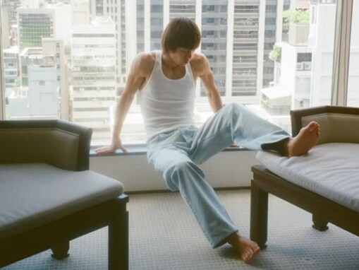 「むっきむきえぐぅ」「凄い細マッチョ」窪田正孝、白タンクトップ姿のオフショット！「写真集みたい」