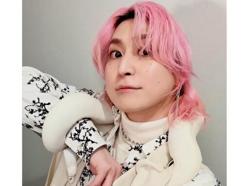 「ご利益ありそう」「最早ファンタジー」佐久間大介、白蛇を首に巻く「美しすぎる」ツーショット披露！