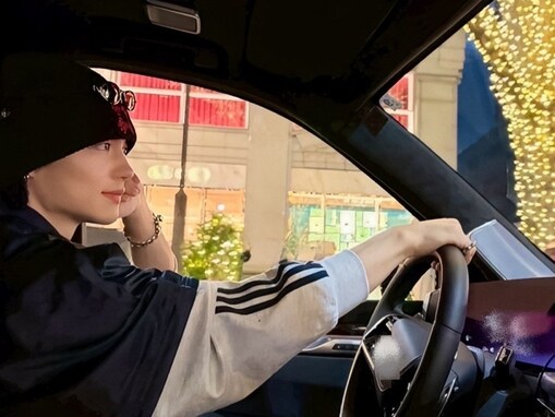 「小学生の俺よ」佐野勇斗、“ずっと憧れてた”夢を叶える！「画角良すぎて滅」「左ハンドル似合う」