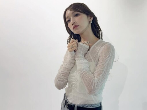 「ほんと奇跡の40代」後藤真希、白トップスの撮影オフショットを披露！「歳重ねるごと、色気出てる」